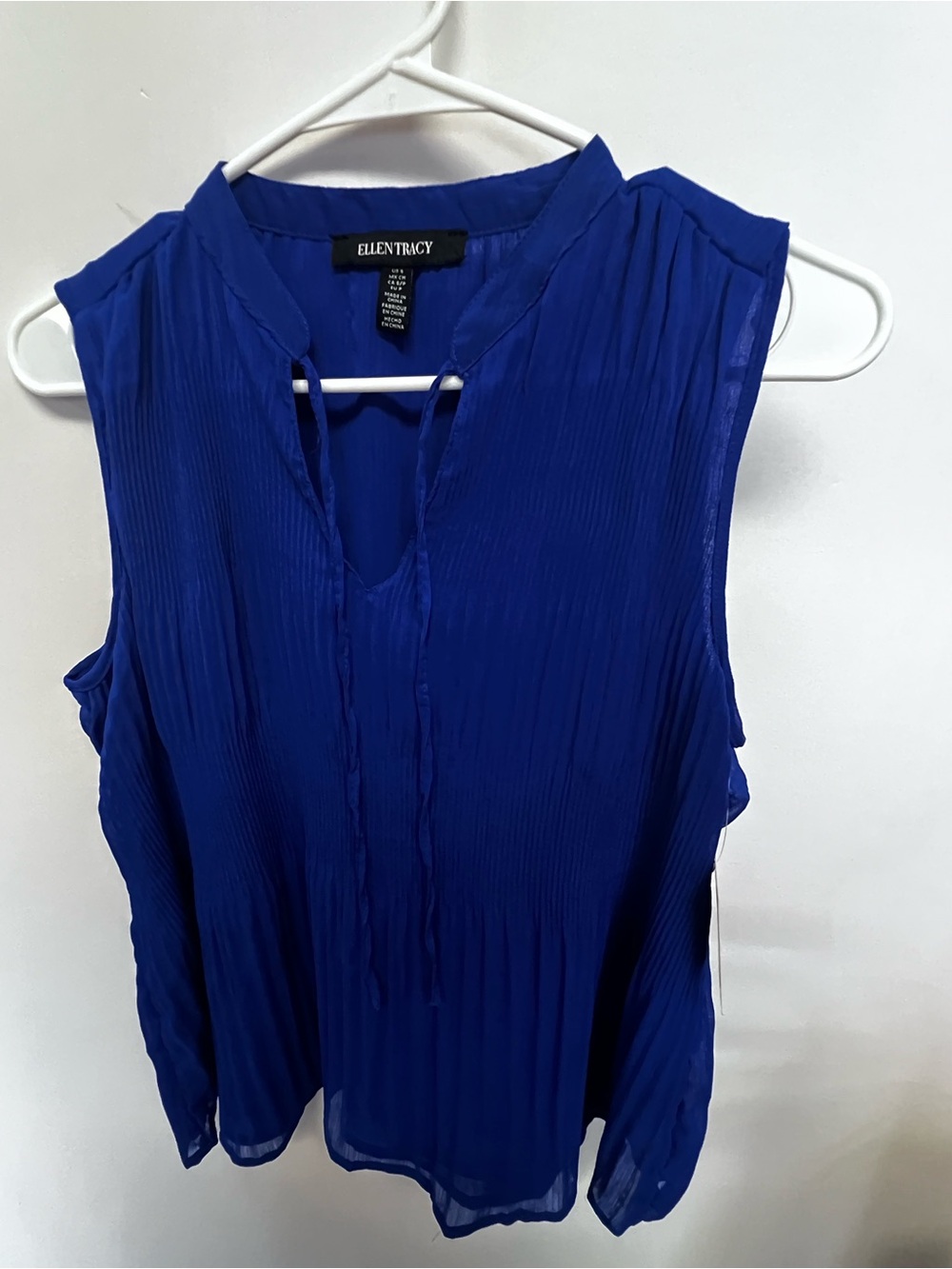 ELLEN TRACY WOMEN’S ROYAL BLUE SLEEVELESS PLEATED V NECK TIE NECK TOP SIZE SMALL